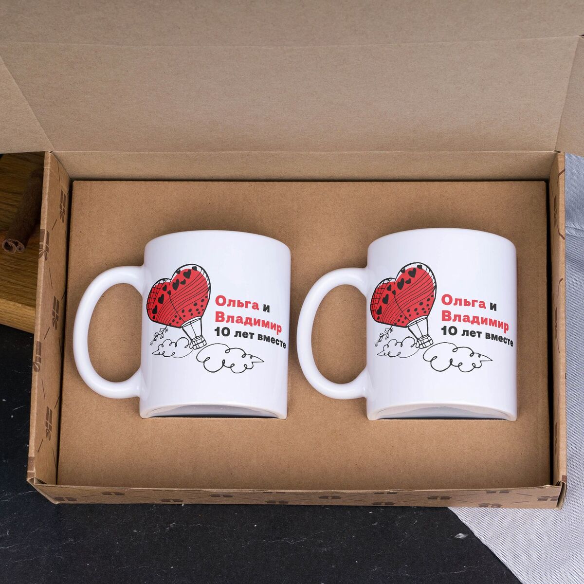 парные кружки для влюбленных. оригинальный детский подарок на новый год. что дарить семейной паре на новый год. дарят друг другу подарки. радостные люди на новый год.