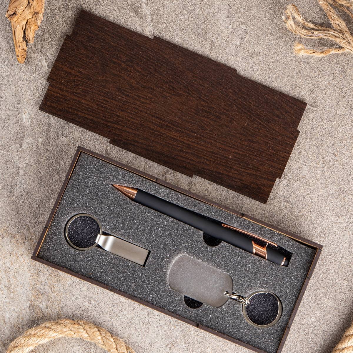 Набор с гравировкой (ручка, флешка, брелок) Лучшему Учителю