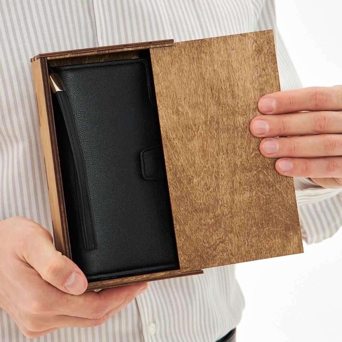 Именное портмоне Будь счастлив в футляре с гравировкой