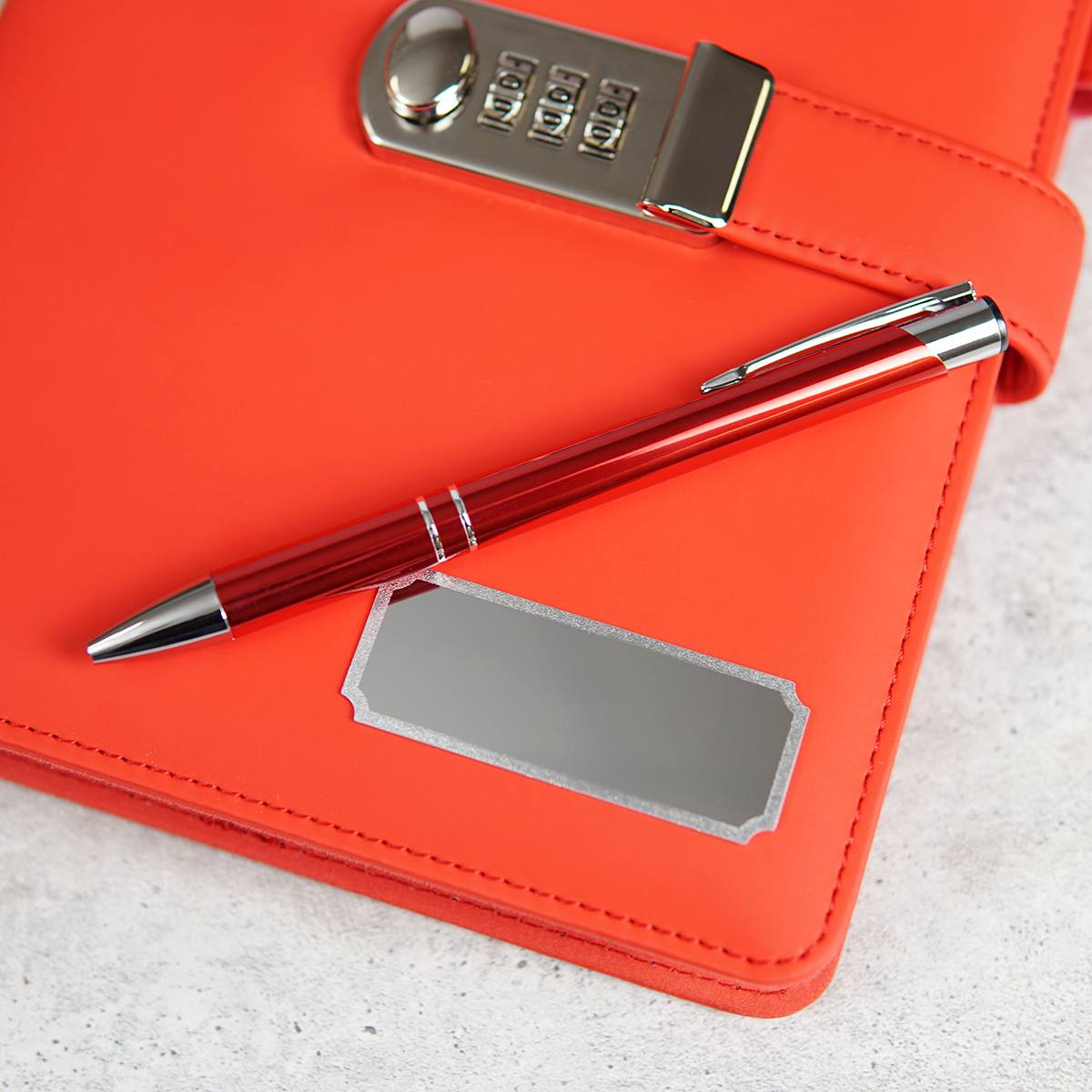 Гравировка на зажигалке. Именная флешка с гравировкой. Именные подарки гравировка. Именные подарки гравировка. Гравировка на ручке.