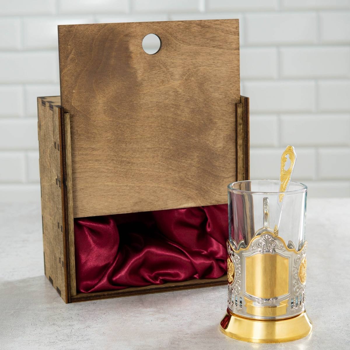 Позолоченный подстаканник с именной гравировкой в деревянном футляре