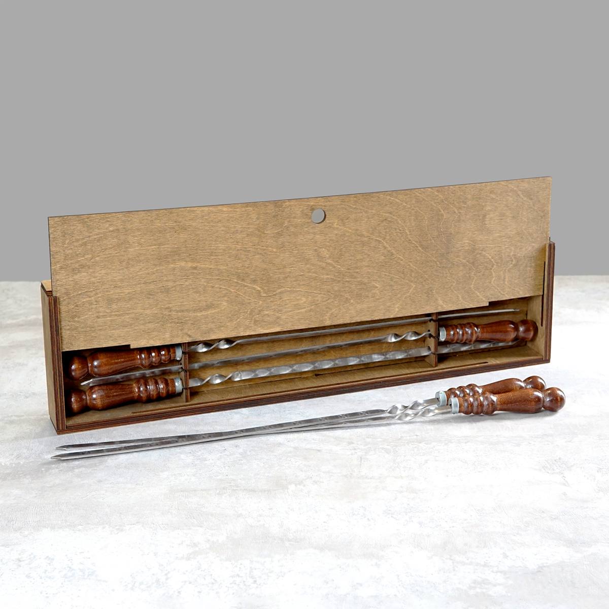 Именной шашлычный набор в деревянном футляре с гравировкой