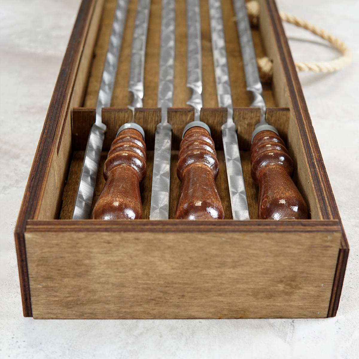 Именной шашлычный набор в деревянном футляре с гравировкой