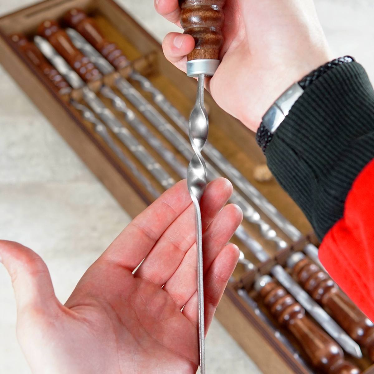 Именной шашлычный набор в деревянном футляре с гравировкой