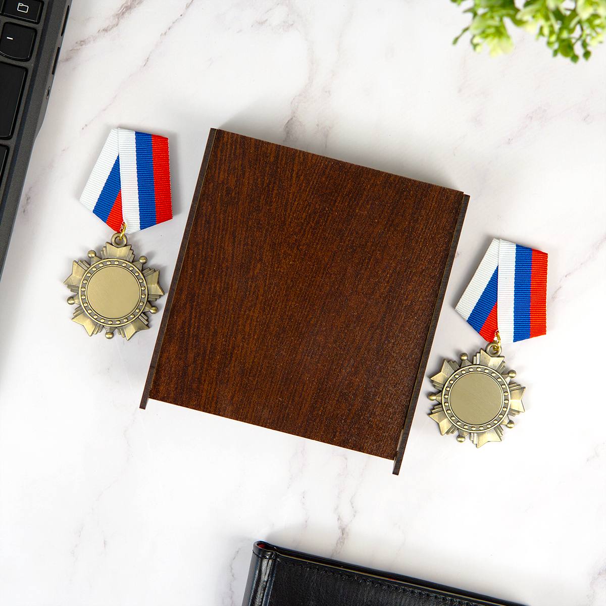 Комплект орденов в подарочном футляре с вашей гравировкой