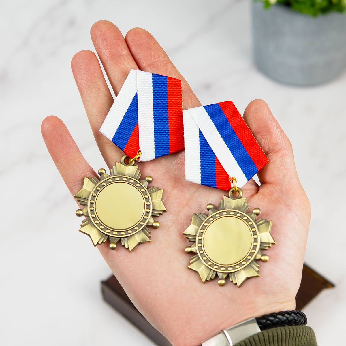 Комплект орденов в подарочном футляре с вашей гравировкой