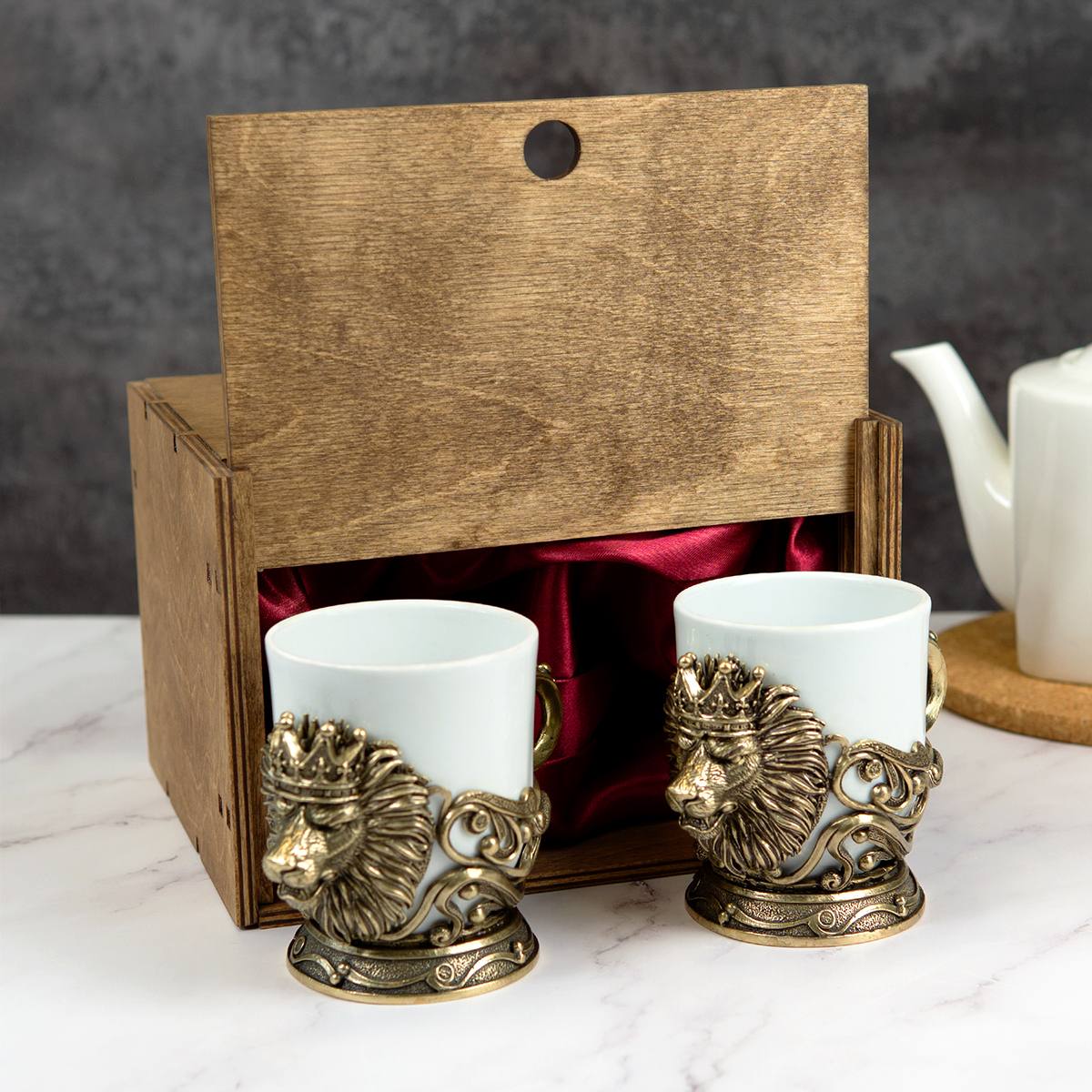 Именной набор кофейных чашек Царь зверей в деревянном футляре
