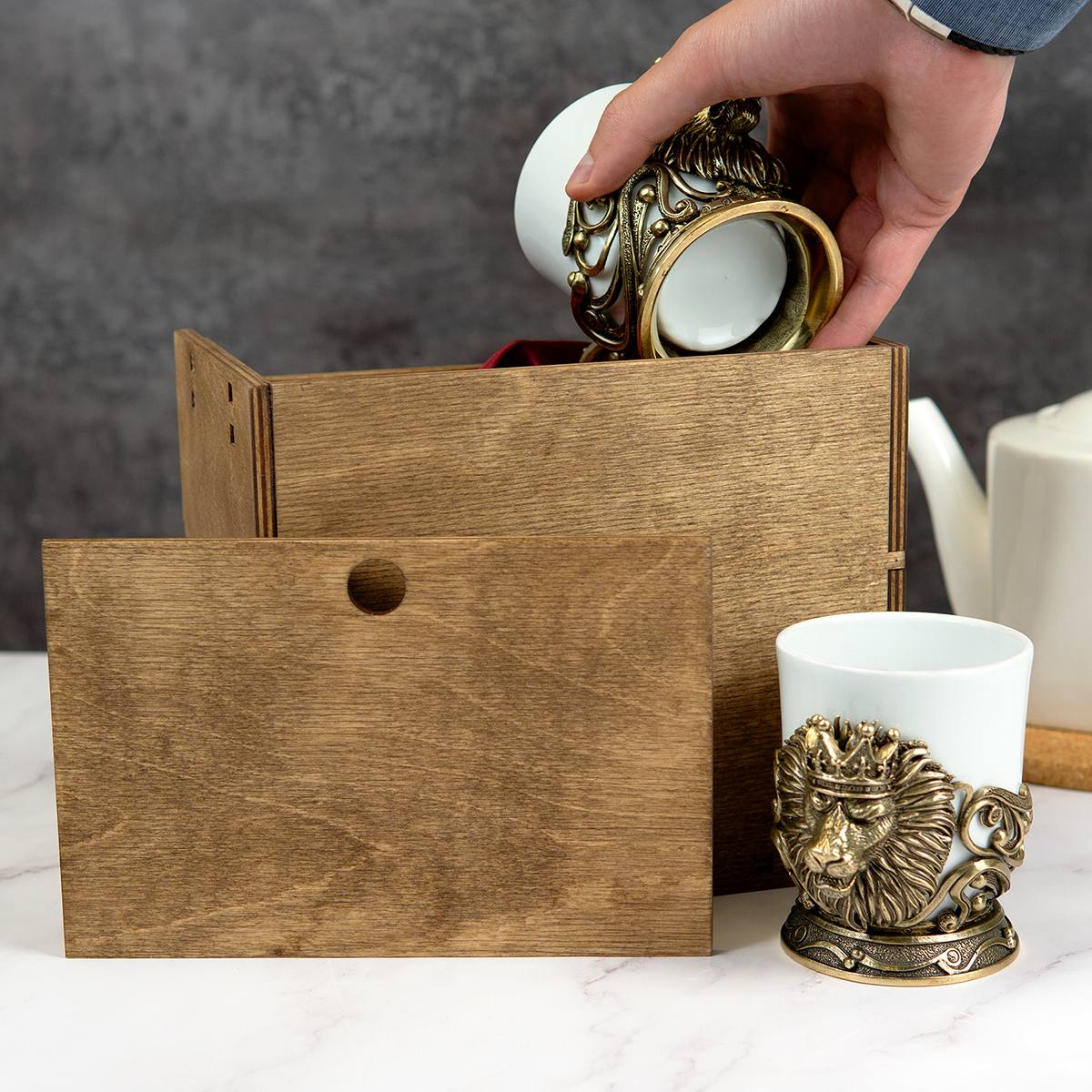 Именной набор кофейных чашек Царь зверей в деревянном футляре