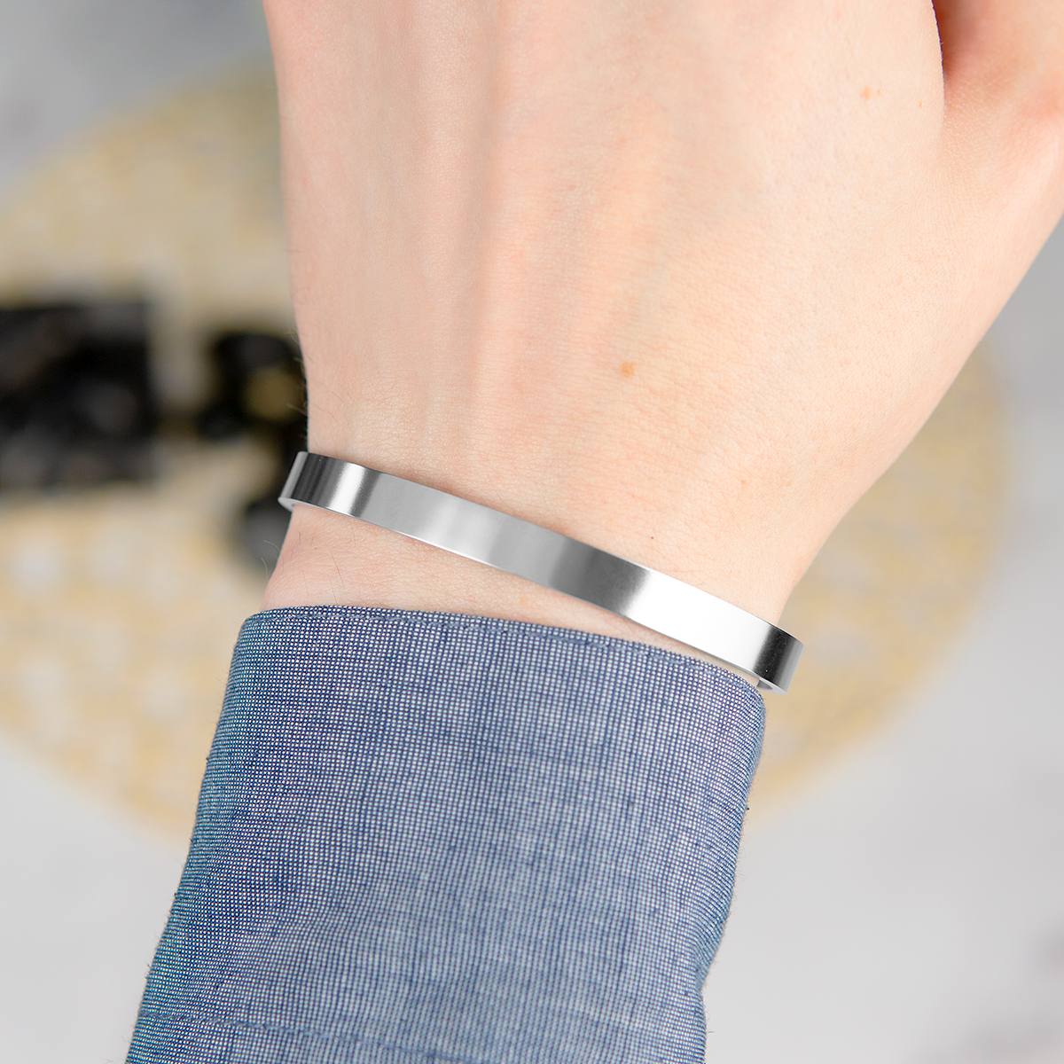 Металлический браслет в подарочном футляре с гравировкой