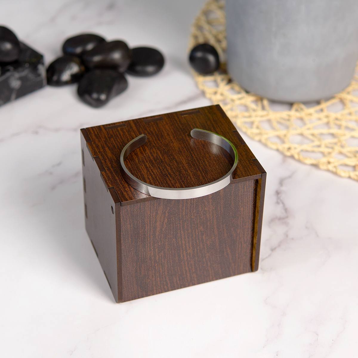 Металлический браслет в подарочном футляре с гравировкой