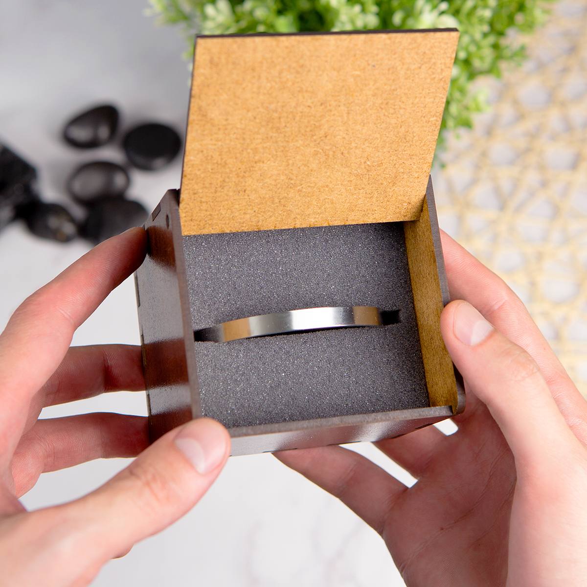 Металлический браслет в подарочном футляре с гравировкой