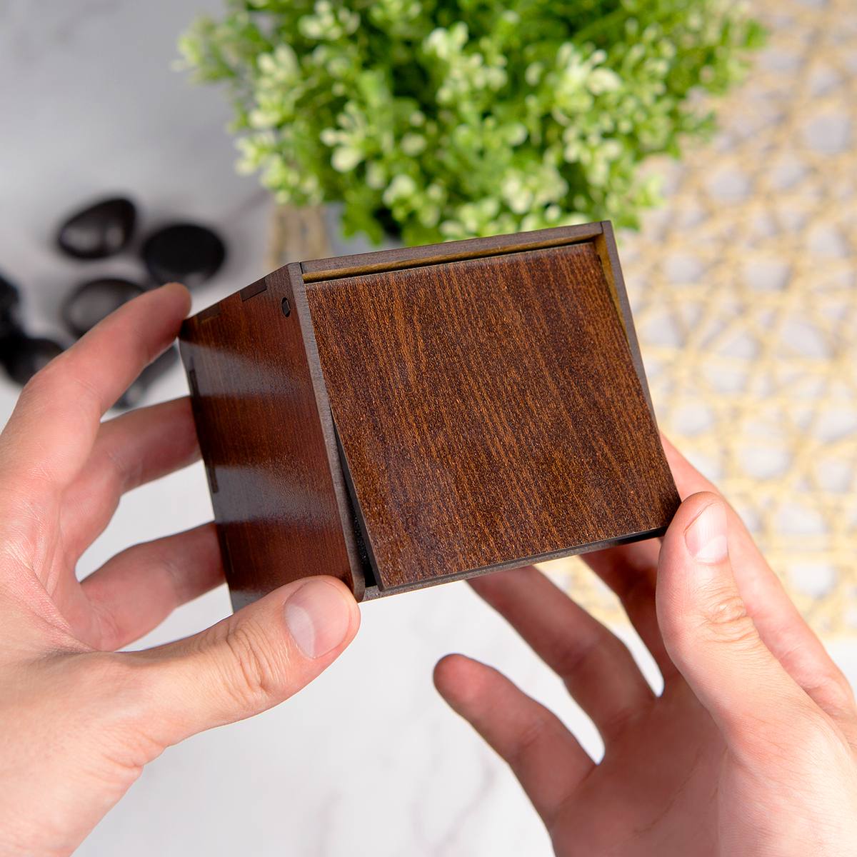 Металлический браслет в подарочном футляре с гравировкой