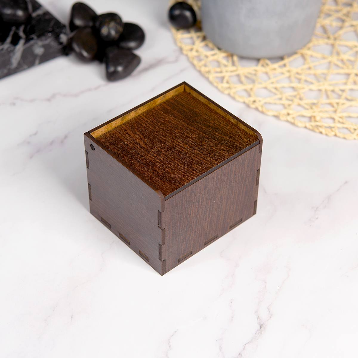 Металлический браслет в подарочном футляре с гравировкой