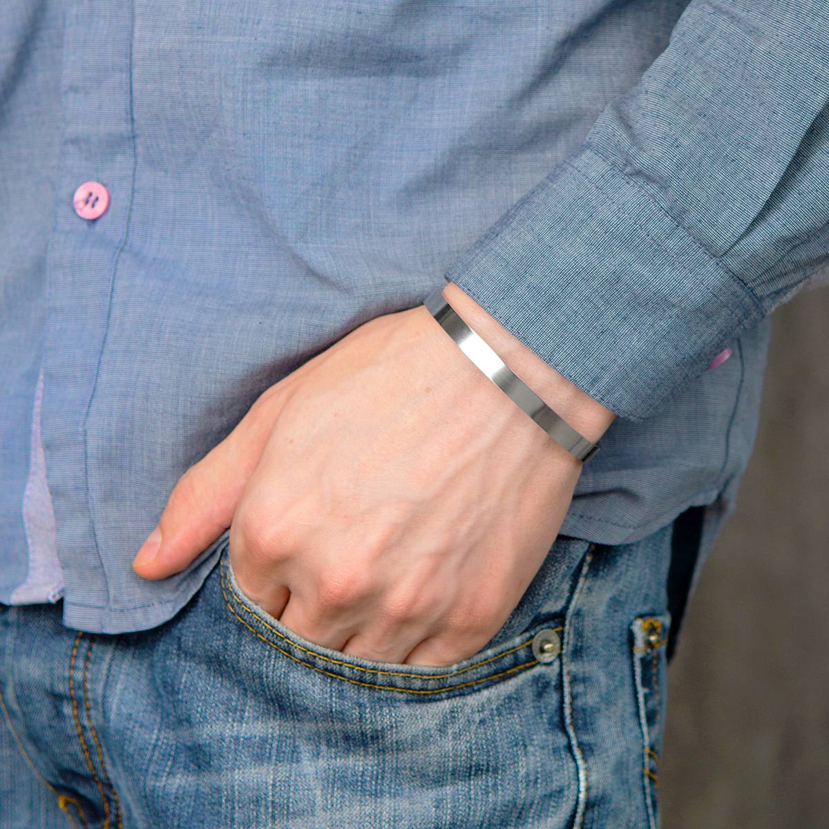 Металлический браслет в подарочном футляре с гравировкой