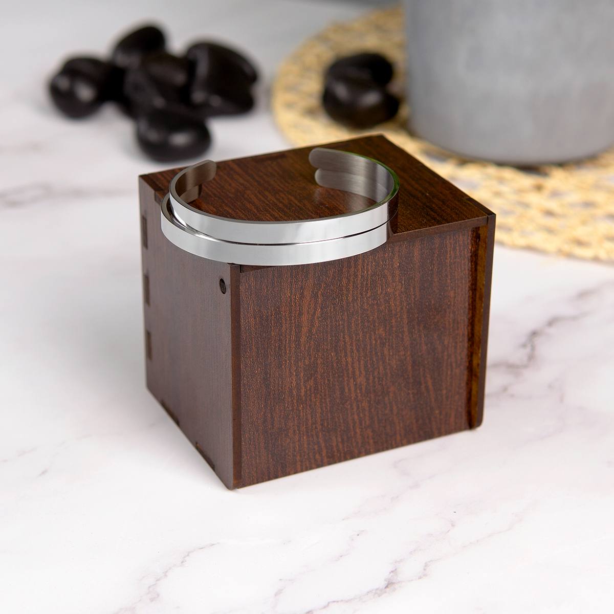 Набор именных браслетов Любовь в подарочном футляре