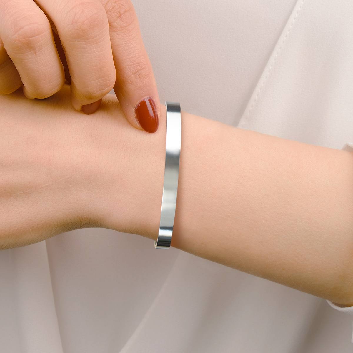 Набор именных браслетов Любовь в подарочном футляре