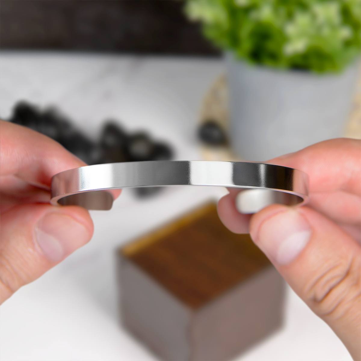 Набор именных браслетов Любовь в подарочном футляре