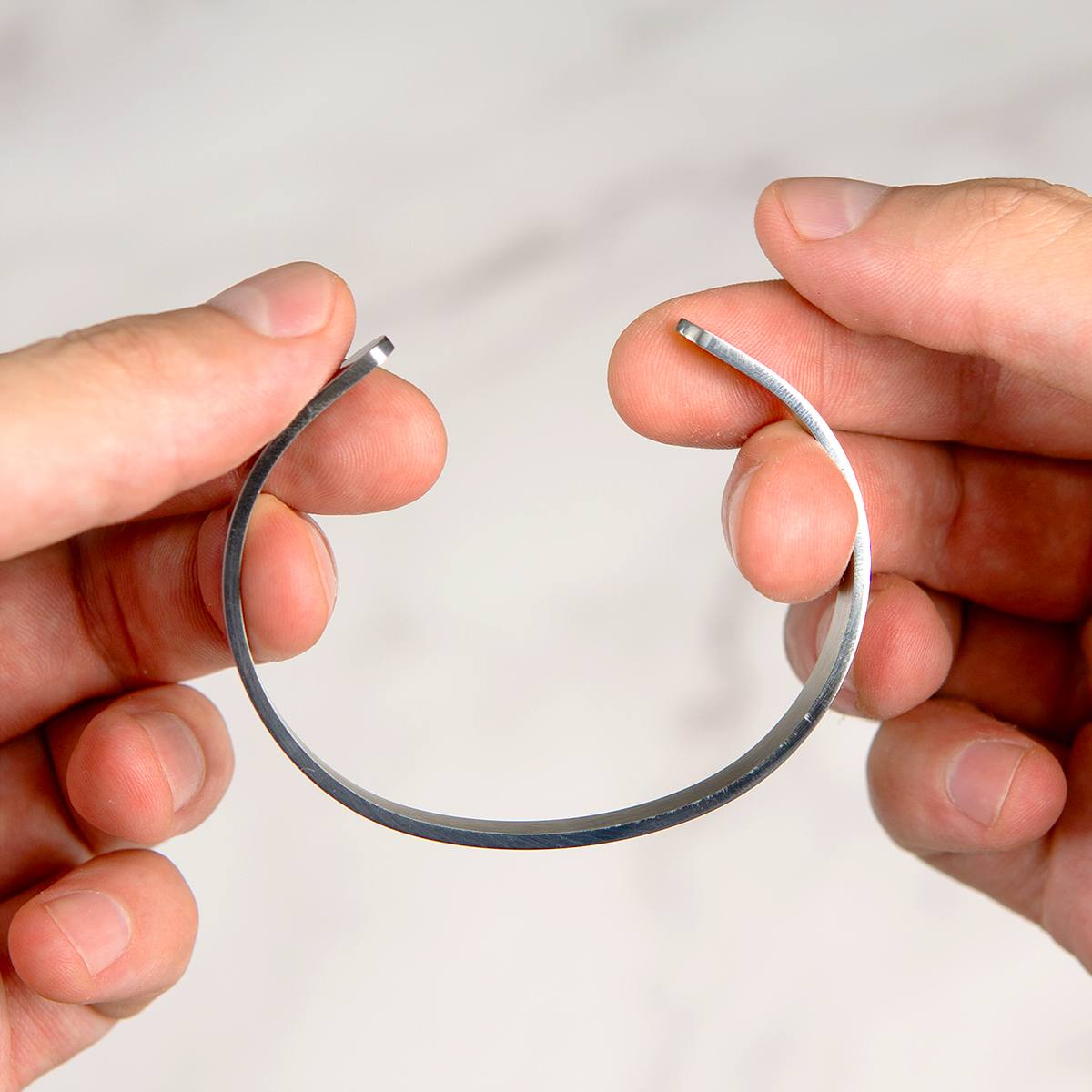 Набор именных браслетов Любовь в подарочном футляре