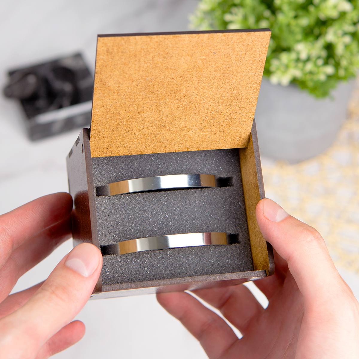 Набор именных браслетов Любовь в подарочном футляре