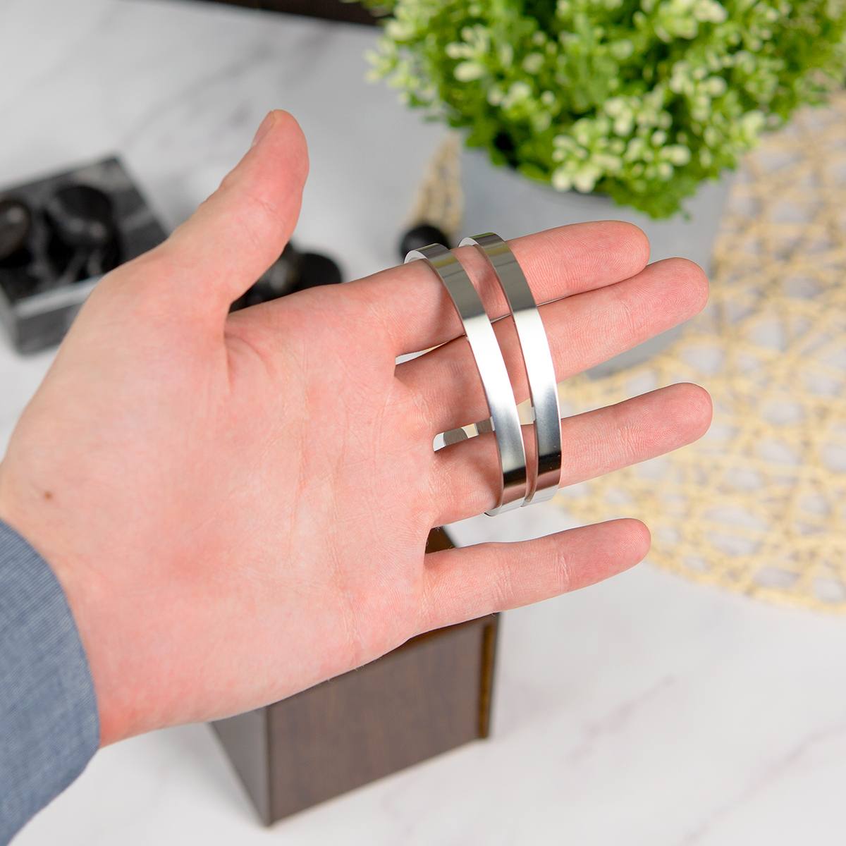 Набор именных браслетов Любовь в подарочном футляре