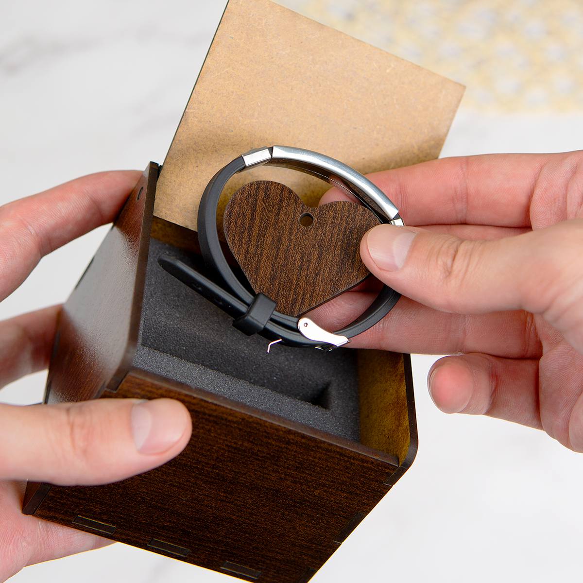 Именной силиконовый браслет Побеждай в подарочном футляре с гравировкой