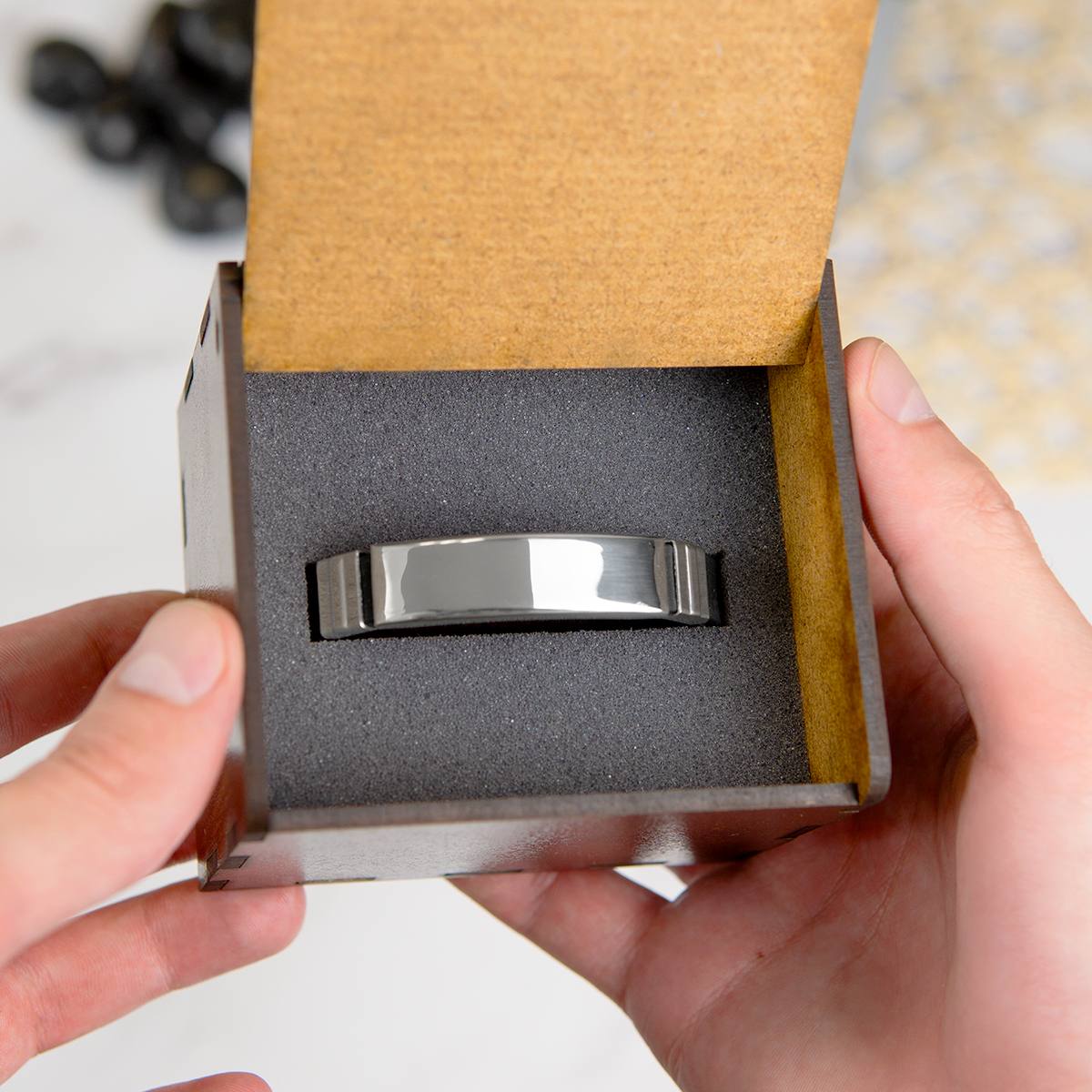 Именной силиконовый браслет Побеждай в подарочном футляре с гравировкой