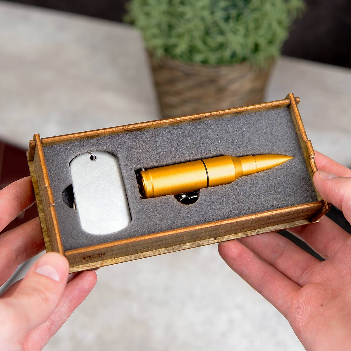 Набор с гравировкой (флешка, жетон) С праздником 23 февраля! в футляре