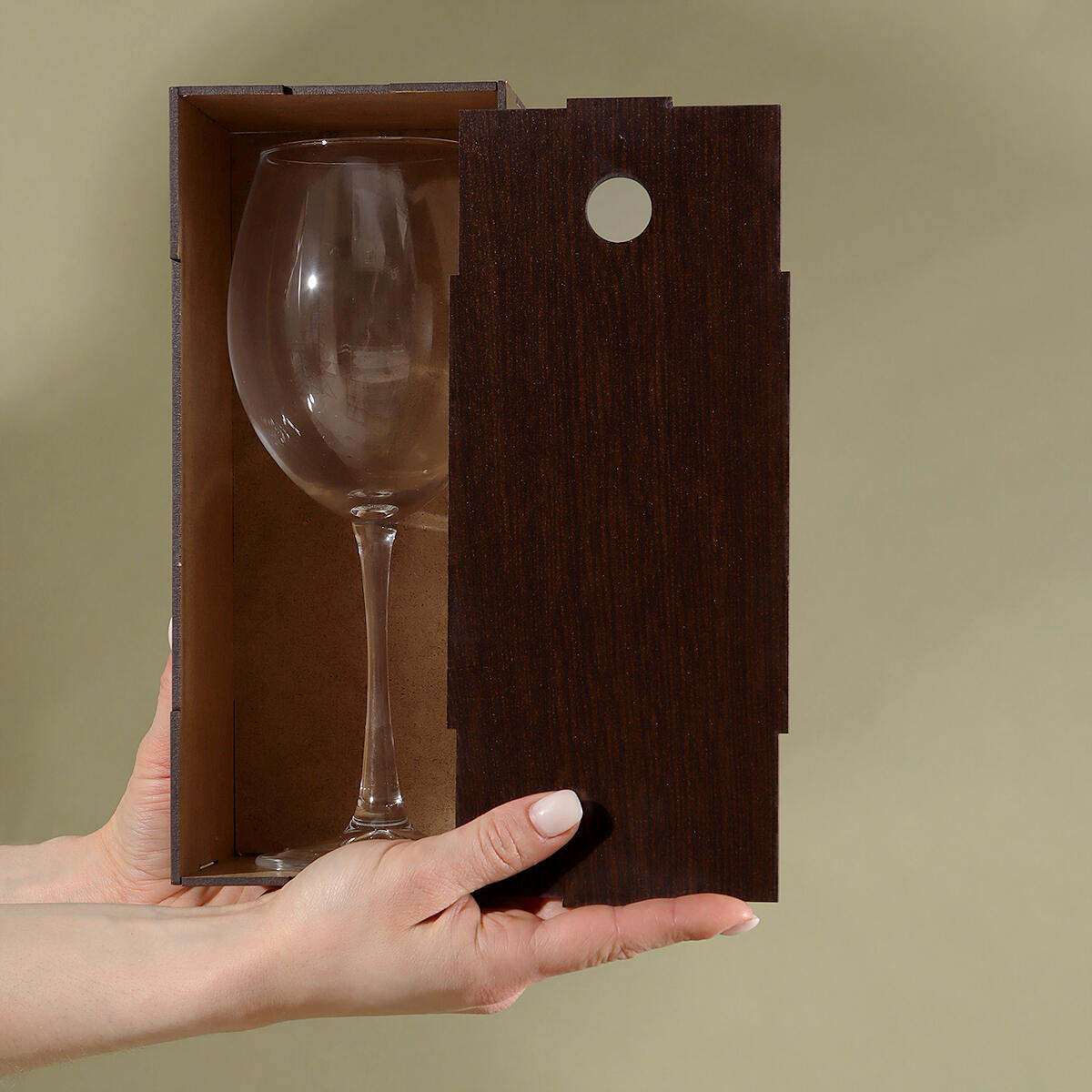 Именной бокал для вина в подарочном футляре с  гравировкой